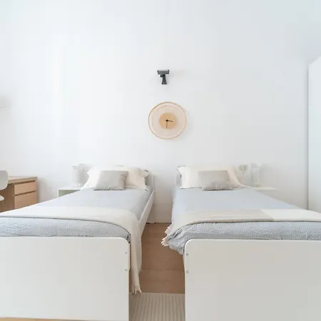 Grand 1845 - 2 Bedrooms Design Flat דירה *